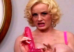 Blonde babe with a big ass and boobs masturbates